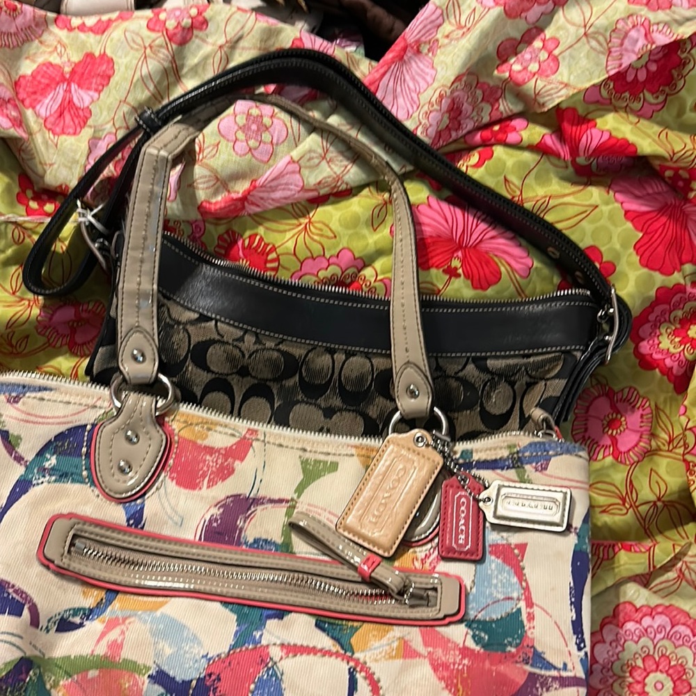 This is a COACH duo both handbags has some wear left and I’m making great deals.